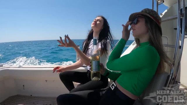 Летний отдых на яхте полностью обнажённых красавиц - #1