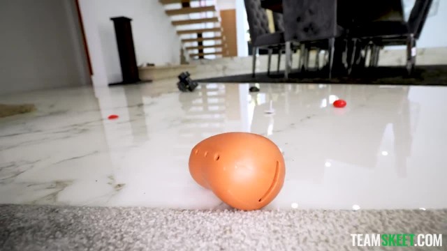 Теперь у молоденькой падчерицы совершенно новые, нескромные игры - #1