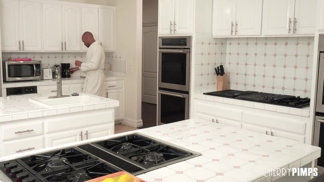 Зажигательная смуглянка без проблем соблазнила своего приёмного папочку - #1