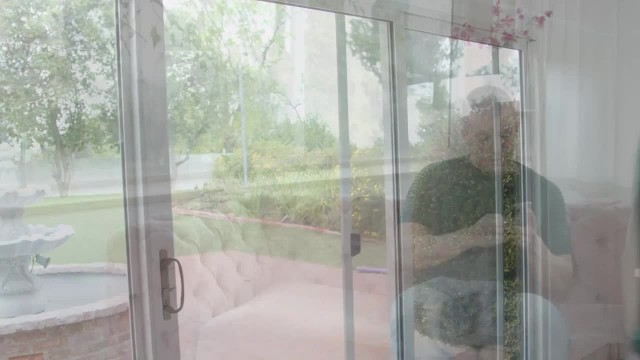 Необузданная соседка просто взяла и раздвинула ножки - #1